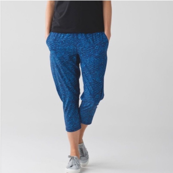 Lululemon Tranquil Crop Samba Snake Kayak Blue Hero sz 4 - Picture 1 of 8